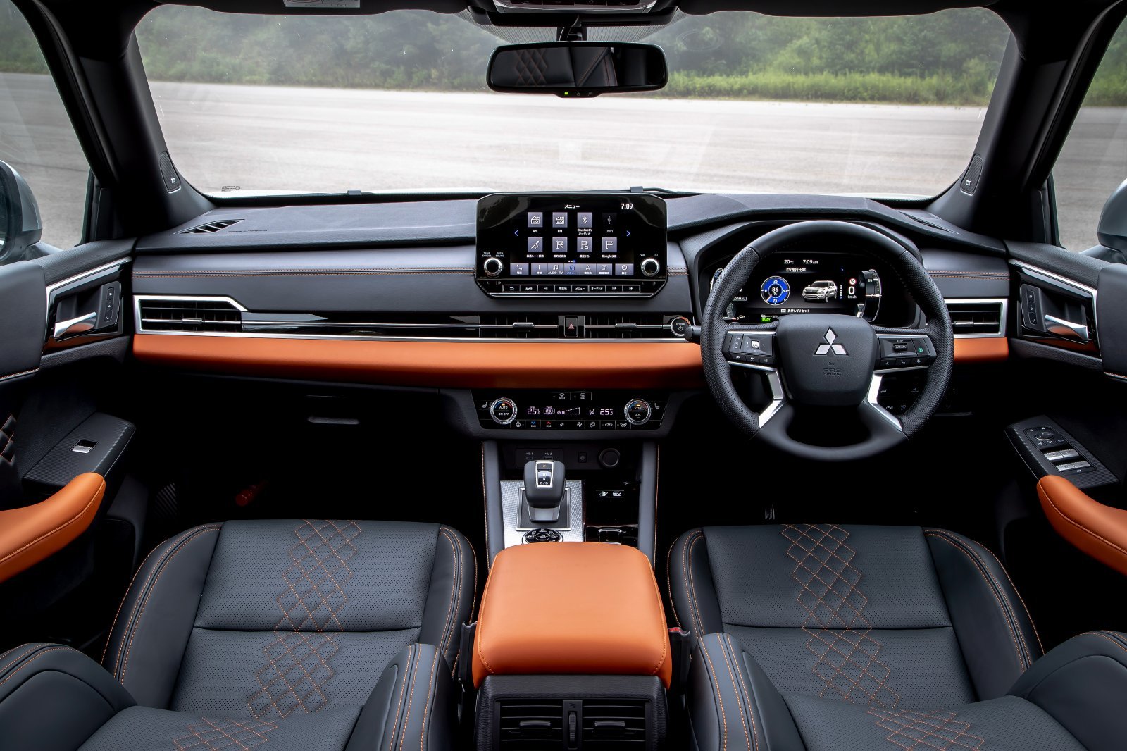the_all_new_outlander_interior_img_01.jpg