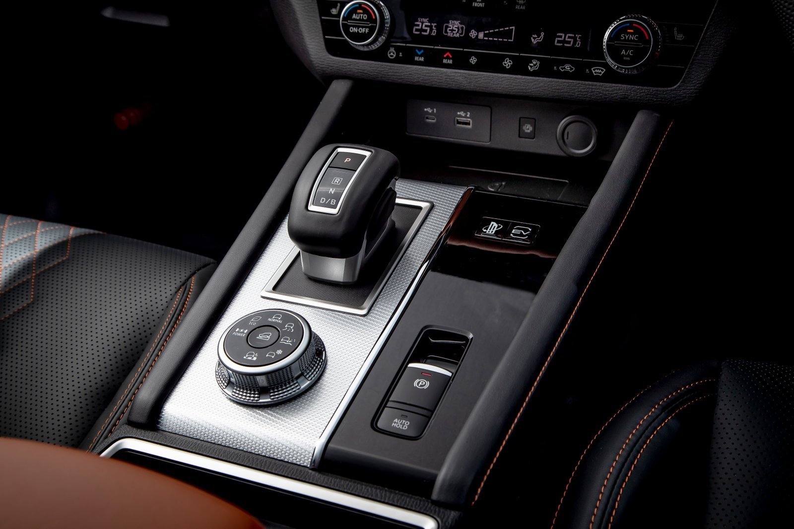 the_all_new_outlander_interior_img_07.jpg
