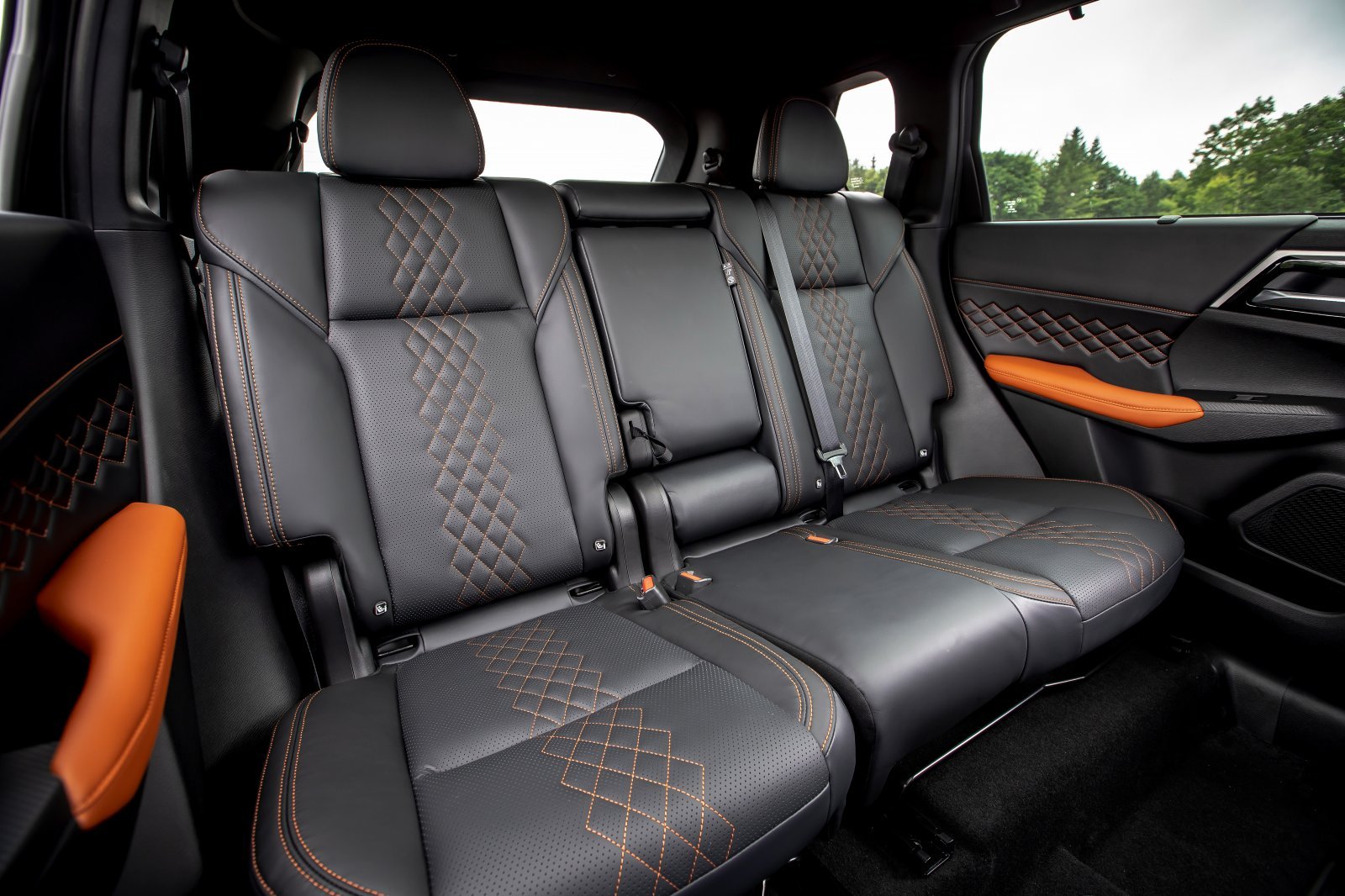 the_all_new_outlander_interior_img_10.jpg