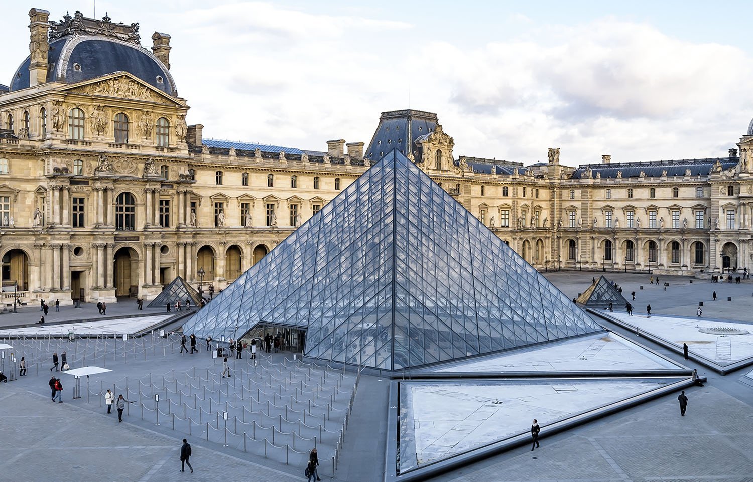 vca_07_Pyramide_Mussedu_Louvre _Olivier_Ouadah.jpg