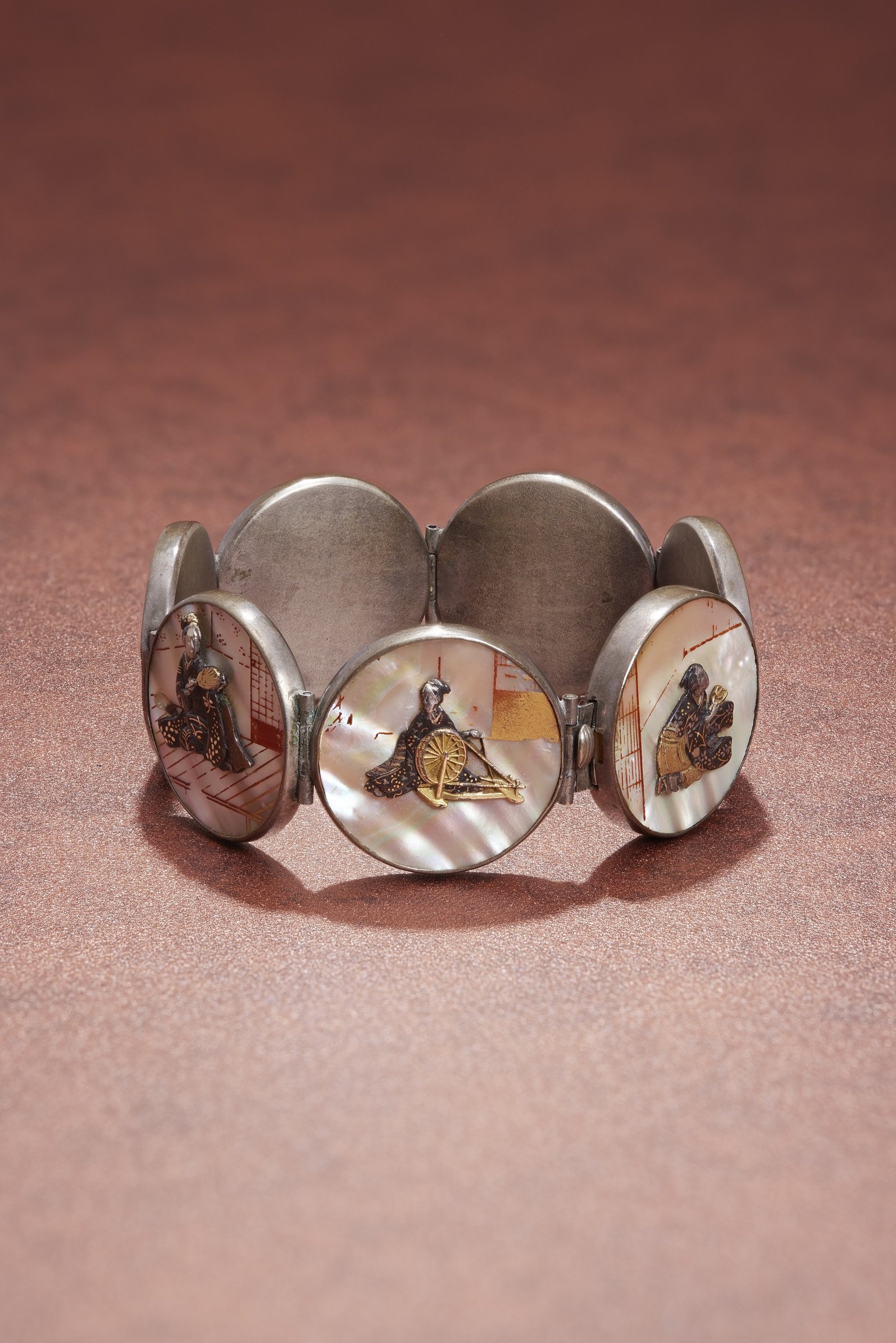 24 - Bracelet, Japan, late 1800s, gilt-shakudo and shell. Private Collection. Photo - L'ECOLE, School of Jewelry Arts - B. Chelly (2).jpg