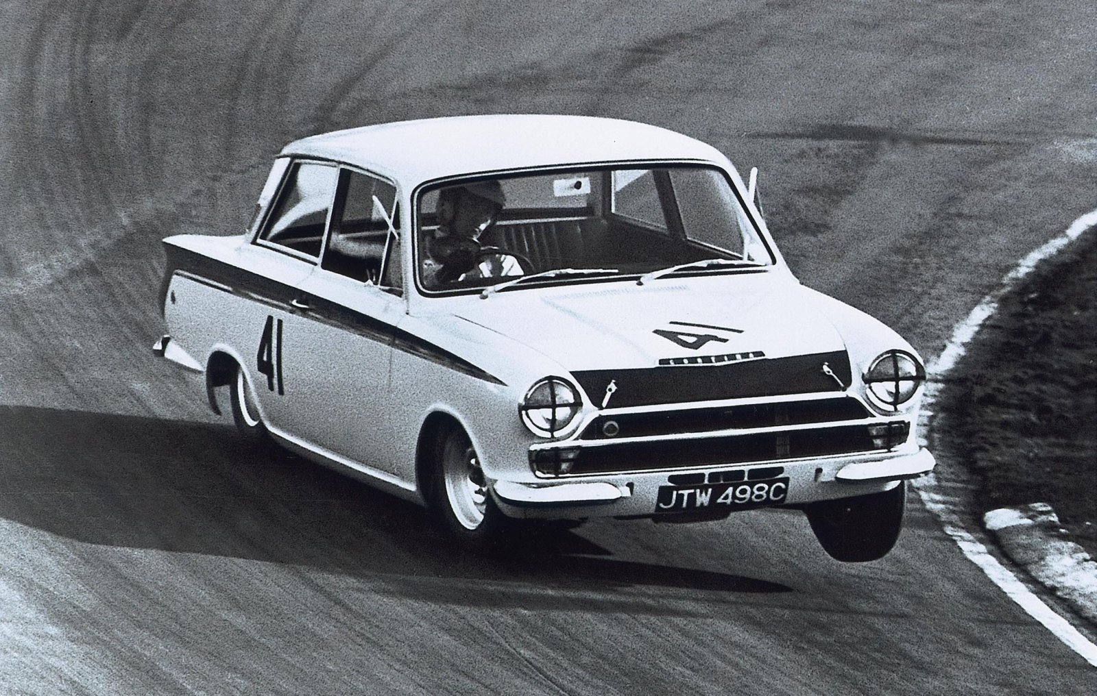 Jim_Clark_at_the_wheel_of_a_Ford_Lotus_Cortina_MkI.jpg