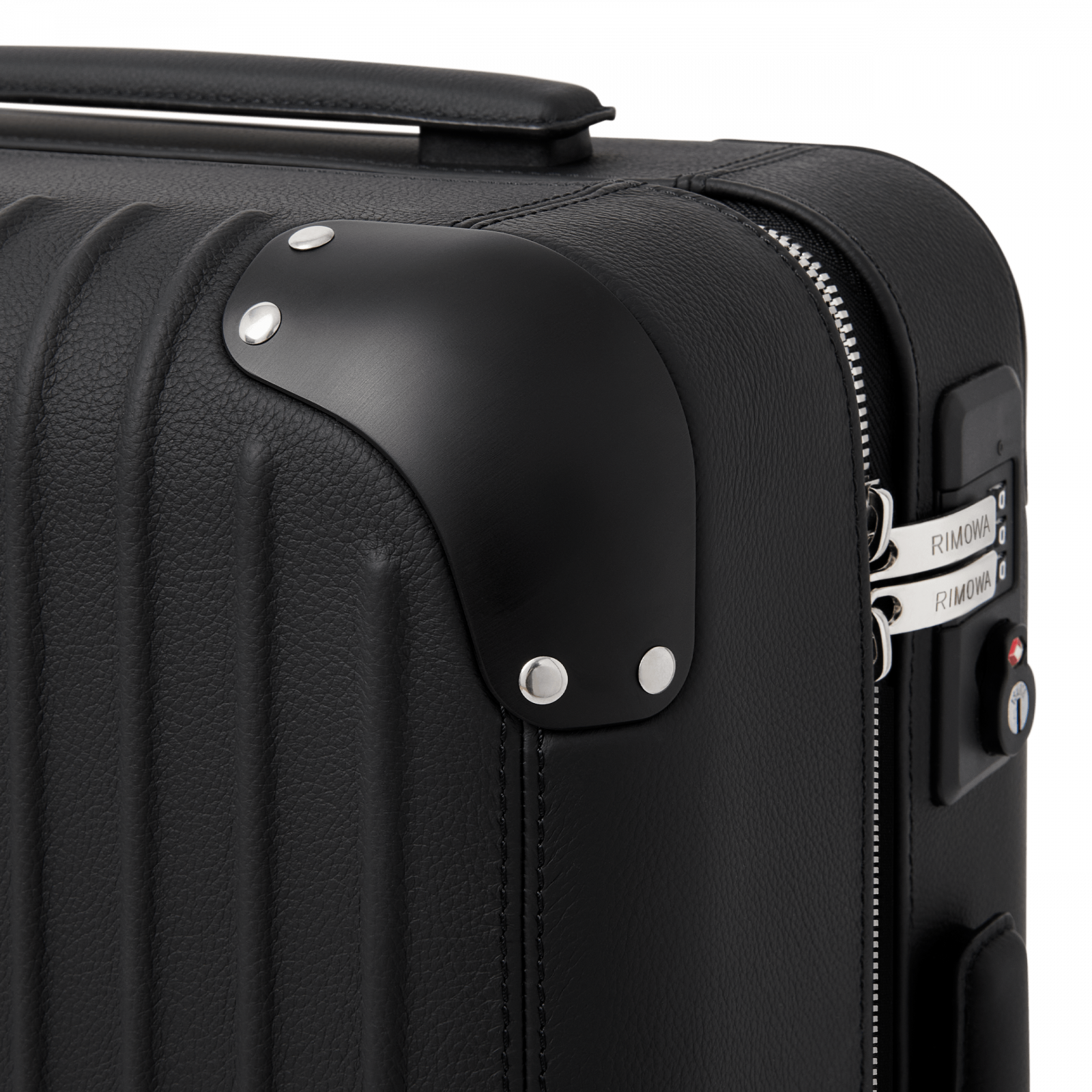 RIMOWA_Distinct_Cabin_Black_PDP_Corner.png